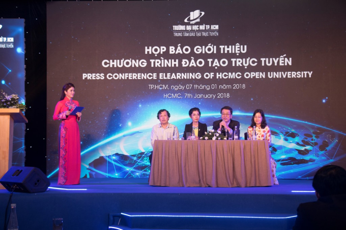 Đại diện Trường Đại học Mở TP HCM trả lời c&acirc;u hỏi b&aacute;o ch&iacute;