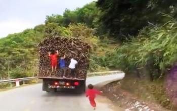 Phát hoảng với Clip trẻ em đu bám theo chiếc ô tô đang lưu thông trên quốc lộ
