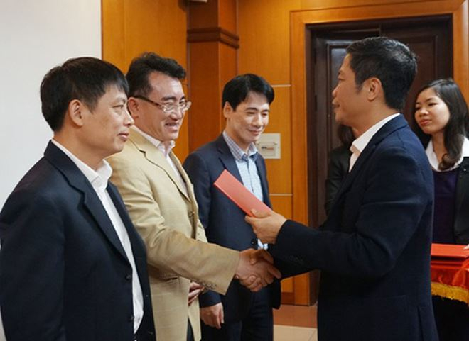 Bộ trưởng&nbsp;Trần Tuấn Anh trao Quyết định cho t&acirc;n&nbsp;Th&agrave;nh vi&ecirc;n HĐTV Tập đo&agrave;n Điện lực Việt Nam Đặng Huy Cường.