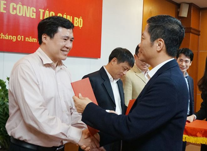 Bộ trưởng trao Quyết định cho t&acirc;n Cục trưởng Cục Cạnh tranh v&agrave; Bảo vệ người ti&ecirc;u d&ugrave;ng&nbsp;Nguyễn Sinh Nhật T&acirc;n.