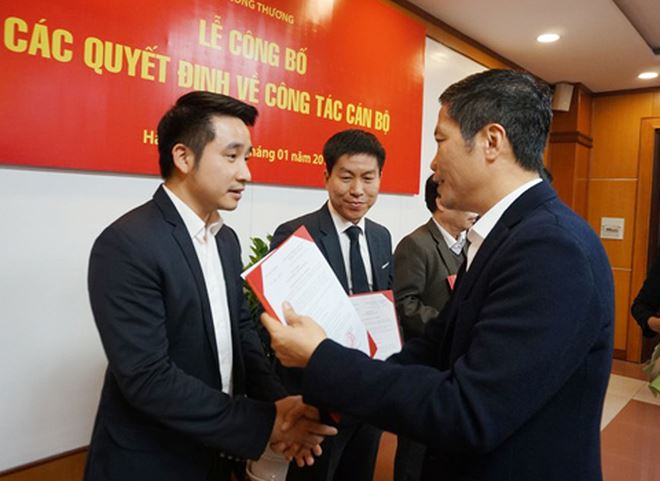 Bộ trưởng trao Quyết định cho t&acirc;n Ph&oacute; Cục trưởng Cục Quản l&yacute; thị trường Vũ H&ugrave;ng Sơn.