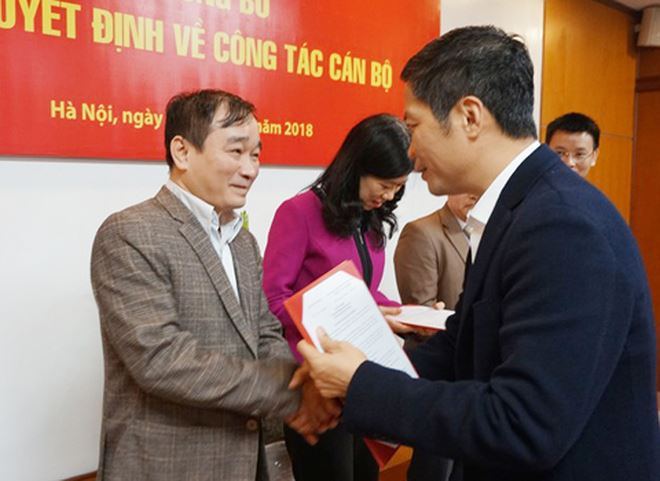 Bộ trưởng trao Quyết định cho Kiểm so&aacute;t vi&ecirc;n Tập đo&agrave;n H&oacute;a chất Việt Nam Nguyễn Như Diễm.