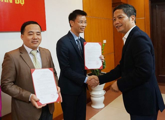 Bộ trưởng trao Quyết định cho Kiểm so&aacute;t vi&ecirc;n Tập đo&agrave;n H&oacute;a chất Việt Nam Nguyễn Văn Luyện.