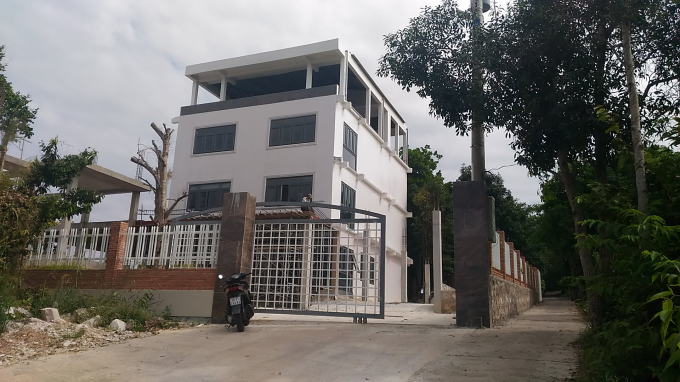 Một c&ocirc;ng tr&igrave;nh lớn nhiều tầng đang được x&acirc;y dựng giữa n&uacute;i thuộc khu phố 7.