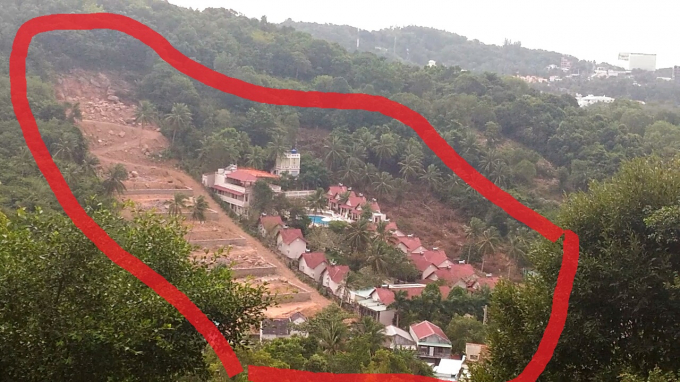 H&agrave;ng loạt biệt thự nghỉ dưỡng được x&acirc;y cất, phần sườn n&uacute;i tiếp tục bị đ&agrave;o xới chuẩn bị x&acirc;y cất c&ocirc;ng tr&igrave;nh tại khu phố 7, thị trấn Dương Đ&ocirc;ng.