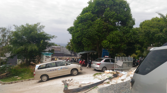 Một qu&aacute;n ăn v&agrave; giải tr&iacute; lu&ocirc;n đ&ocirc;ng đ&uacute;c kh&aacute;ch du lịch giữa lưng chừng n&uacute;i.&nbsp;