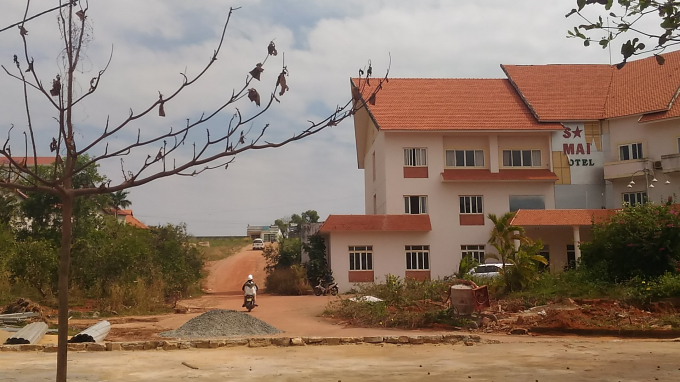 Ph&iacute;a sau kh&aacute;ch sạn Sao Mai l&agrave; con đường dẫn l&ecirc;n n&uacute;i, rất nhiều c&ocirc;ng tr&igrave;nh lớn đ&atilde; v&agrave; đang mọc l&ecirc;n tạo th&agrave;nh khu đ&ocirc; thị sầm uất. Những c&ocirc;ng tr&igrave;nh gi&aacute; trị mọc tr&ecirc;n ngọn n&uacute;i c&oacute; vị tr&iacute; đắc địa, hệ quả l&agrave; nhiều diện t&iacute;ch đất, rừng bị mất.