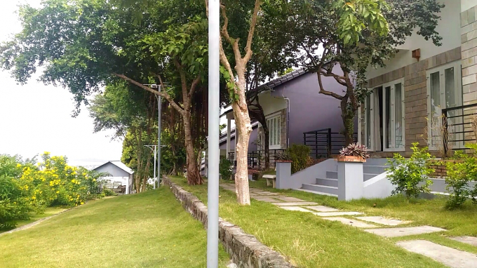 Một cụm nh&agrave; nghỉ si&ecirc;u sang, mọc tr&ecirc;n giữa sườn n&uacute;i, nơi được đ&aacute;nh gi&aacute; c&oacute; vị tr&iacute; đắc địa nhất của n&uacute;i.