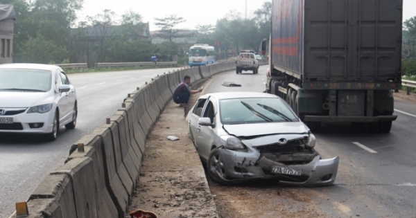 Va chạm xe đầu kéo, xế hộp xoay như phim trên cầu Bến Đá