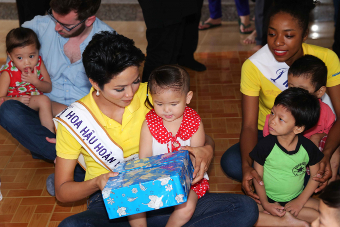 H'Hen Ni&ecirc; giản dị chơi đ&ugrave;a c&ugrave;ng c&aacute;c em nhỏ mồ c&ocirc;i.