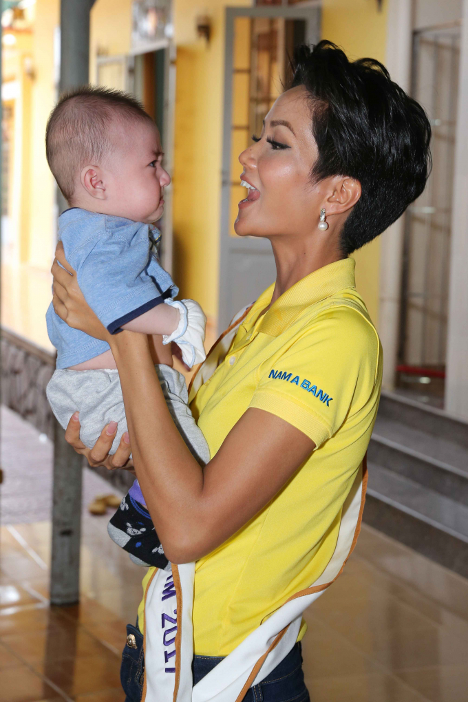 H'Hen Ni&ecirc; đi từ thiện ngay sau khi đăng quang Hoa Hậu Ho&agrave;n Vũ