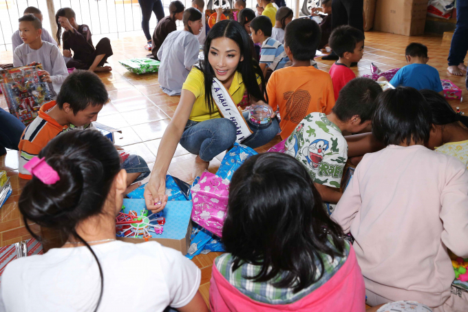 H'Hen Ni&ecirc; đi từ thiện ngay sau khi đăng quang Hoa Hậu Ho&agrave;n Vũ