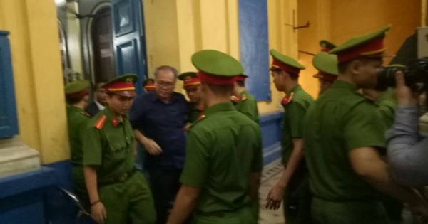 Bị cáo Phạm Công Danh bất ngờ yếu đi, phải nhờ đến bác sĩ