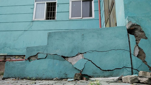 Nh&agrave; N5 Khu t&aacute;i định cư Đồng T&agrave;u (phường Thịnh Liệt, quận Ho&agrave;ng Mai) xảy ra sự cố sụt l&uacute;n nền nh&agrave; khiến người d&acirc;n lo lắng. Ảnh: Hải Anh