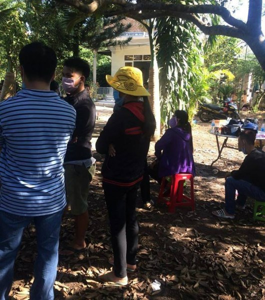 Người d&acirc;n địa phương tập trung về căn nh&agrave; xảy ra &aacute;n mạng khiến hai vợ chồng tử vong. (b&aacute;o Phụ nữ Việt Nam)