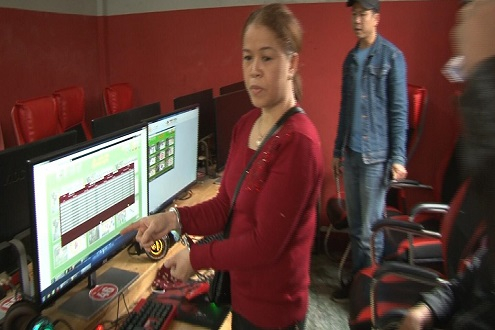 B&ecirc;n trong qu&aacute;n internet X - GAME