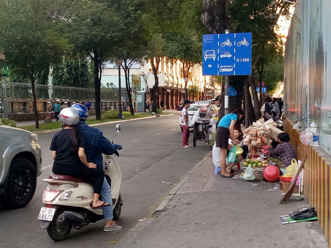 Gần như h&agrave;ng rong b&iacute;t lối vỉa h&egrave;, người đi bộ phải vi phạm luật mới c&oacute; thể lưu th&ocirc;ng qua những