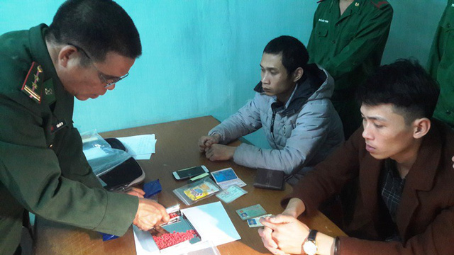 Hai đối tượng vận chuyển ma t&uacute;y bị bắt giữ c&ugrave;ng tang vật.