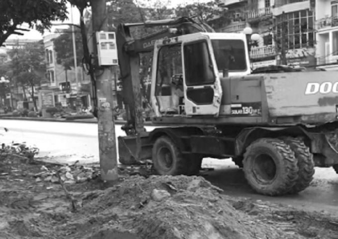 Việc chỉnh trang vỉa h&egrave; đường H&ugrave;ng Vương vẫn được thực hiện sau khi c&oacute; quyết định &ldquo;&Aacute;p dụng biện ph&aacute;p khẩn cấp tạm thời&rdquo; của T&ograve;a &aacute;n.