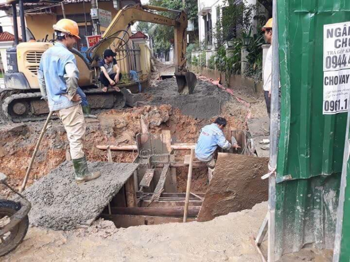 Thi c&ocirc;ng ngay giữa lối ra v&agrave;o Kiệt ảnh hưởng tới sinh hoạt v&agrave; cuộc sống của người d&acirc;n.