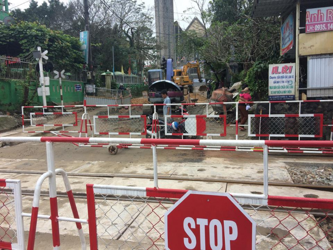 Chặn đường đi lại ảnh hưởng đến hoạt động đi lễ nh&agrave; thờ của người d&acirc;n.