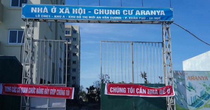 Băng r&ocirc;n được treo trước cổng dự &aacute;n.