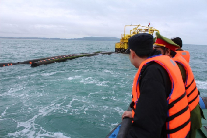 Lực lượng chức năng phối hợp t&igrave;m kiếm đường ống bị mất t&iacute;ch.