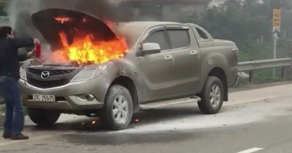 Xe bán tải bốc cháy ngùn ngụt khi đang lưu thông trên quốc lộ 1A