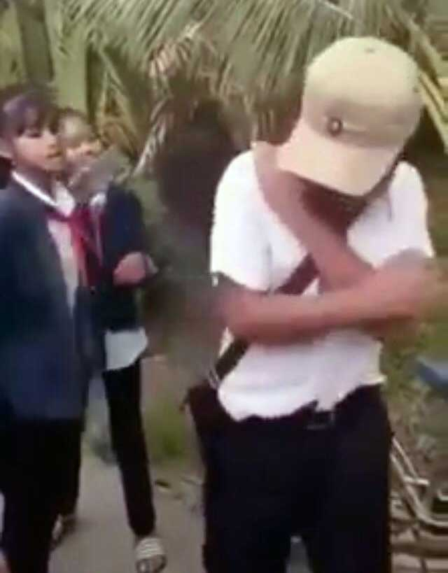 Nam sinh bị nh&oacute;m bạn nữ v&acirc;y đ&aacute;nh hội đồng. Ảnh: Cắt từ clip