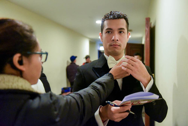 Tối qua, Trương Thế Vinh l&agrave;m người dẫn chương tr&igrave;nh c&ugrave;ng ca sĩ Mỹ Dung. Anh tỏ ra kh&aacute; căng thẳng khi đi đ&acirc;u cũng cầm tập kịch bản tr&ecirc;n tay.