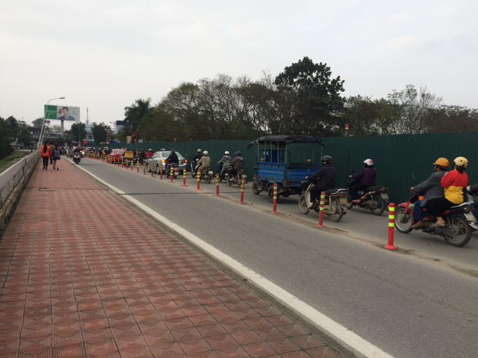 Cầu Ph&uacute; Xu&acirc;n đang được mở rộng (Ảnh: Nguyễn Hiền)
