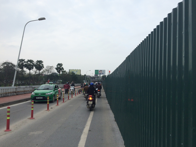 Sử dụng giải ph&acirc;n c&aacute;ch đảm bảo xe cộ lưu th&ocirc;ng (Ảnh: Th&acirc;n Hiền)