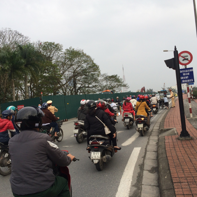 Lực lượng Cảnh s&aacute;t Giao th&ocirc;ng hỗ trợ cho việc di chuyển kh&ocirc;ng g&acirc;y &ugrave;n tắt (Ảnh: Thu Hiền)