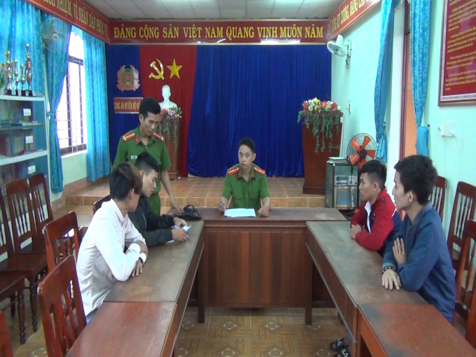 C&aacute;c đối tượng l&agrave;m việc tại cơ quan c&ocirc;ng an. Ảnh: T.S -&nbsp;CAQNgai.