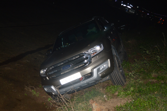 Bị nh&oacute;m đối đối tượng truy đuổi, &ocirc; t&ocirc; biển số 30E - 868.20 bị rơi&nbsp;xuống ruộng. Ảnh: CAQNgai.