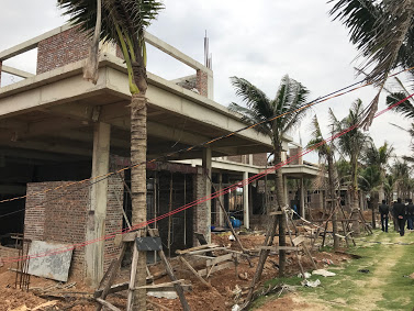 Sở X&acirc;y dựng cho biết dự &aacute;n&nbsp;kh&ocirc;ng vi phạm chỉ giới, kh&ocirc;ng ảnh hưởng đến c&aacute;c c&ocirc;ng tr&igrave;nh l&acirc;n cận, kh&ocirc;ng c&oacute; tranh chấp v&agrave; x&acirc;y dựng tr&ecirc;n đất thuộc quyền sử dụng hợp ph&aacute;p.