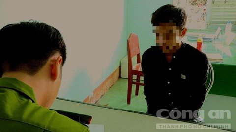 C&ocirc;ng an l&agrave;m việc với K. (Ảnh: b&aacute;o C&ocirc;ng an TP HCM)