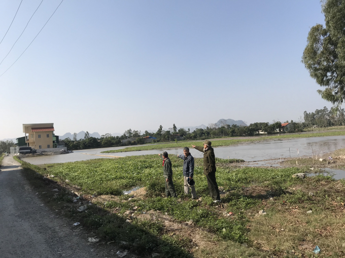 Khu vực c&aacute;nh đồng Bầu đ&atilde; bị UBND x&atilde; b&aacute;n, một số hộ đ&atilde; x&acirc;y dựng nh&agrave; ở.