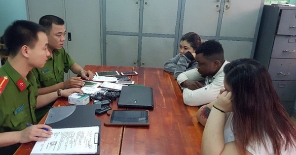 Bắt nhóm người ngoại quốc quen qua facebook lừa gần 1,2 tỷ đồng