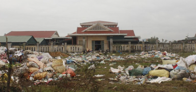 R&aacute;c thải ngập tr&agrave;n tại khu vực chợ.