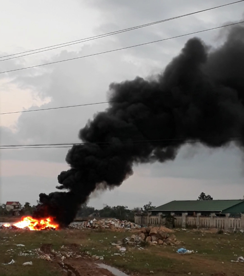R&aacute;c thải kh&ocirc;ng được vận chuyển đến b&atilde;i tập kết xử l&yacute; đ&uacute;ng quy định m&agrave; được đốt ngay gần chợ v&agrave; khu d&acirc;n cư.