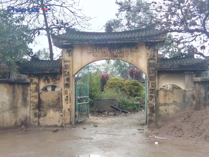 Khu nghĩa trang Thịnh Liệt ước t&iacute;nh đang c&oacute; tr&ecirc;n 500 ng&ocirc;i mộ nằm ngay cạnh Dự &aacute;n, khiến kh&aacute;ch h&agrave;ng phải