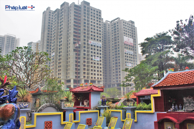 Những ng&ocirc;i mộ trong Nghĩa trang Quan Dền nằm ngay s&aacute;t dưới ch&acirc;n 4 t&ograve;a th&aacute;p thuộc Dự &aacute;n Việt Đức Complex