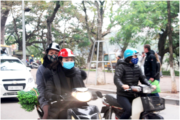 Nhiệt độ ban ng&agrave;y ở mức khoảng 12 độ C, khiến cảm gi&aacute;c gi&aacute; buốt, người d&acirc;n ra đường co ro với những chiếc &aacute;o ấm, khăn len, mũ len.... để giữ ấm cho cơ thể.&nbsp;