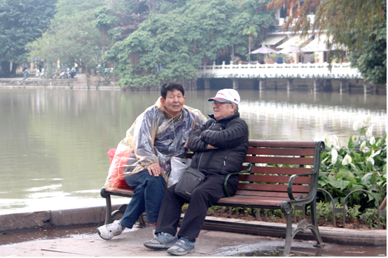 &nbsp;Trời kh&ocirc;ng mưa nhưng cụ &ocirc;ng vẫn mặc &aacute;o mưa để giữ nhiệt cho cơ thể.