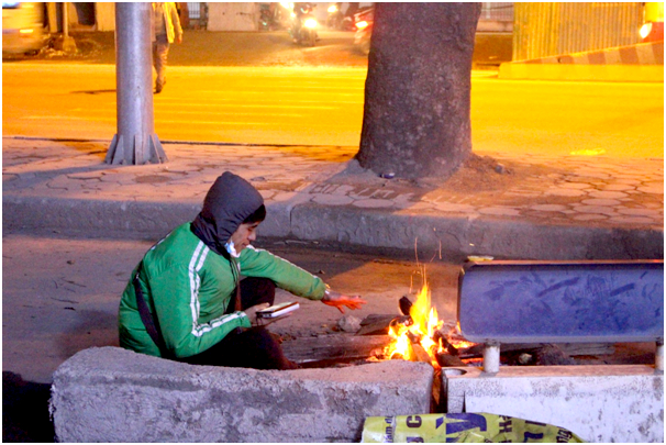 C&agrave;ng về tối, nhiệt độ c&agrave;ng giảm xuống thấp phải đốt lửa sưởi ấm b&ecirc;n đường Phạm Văn Đồng.