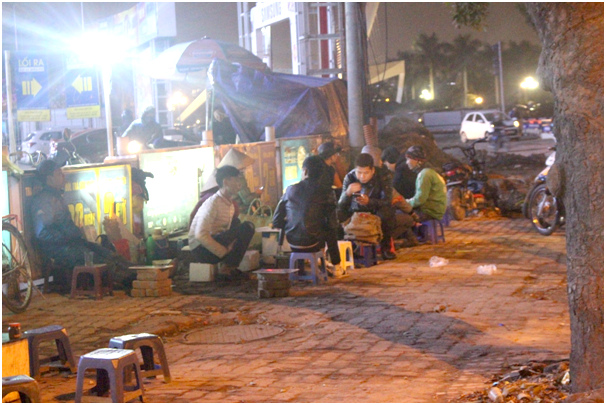 Nhiều người chọn cho m&igrave;nh ch&eacute;n tr&agrave; n&oacute;ng để l&agrave;m ấm bụng dưới thời tiết