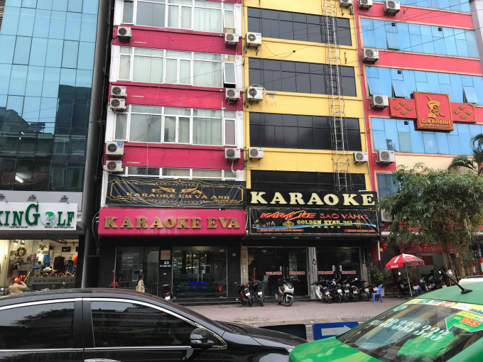 Karaoke Eva v&agrave; Karaoke Sao V&agrave;ng hoạt động ngang nhi&ecirc;n giữa ban ng&agrave;y.