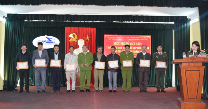 Trao thưởng cho c&aacute;c đơn vị c&oacute; th&agrave;nh t&iacute;ch trong c&ocirc;ng t&aacute;c&nbsp;phối hợp li&ecirc;n ng&agrave;nh C&ocirc;ng an-đường sắt 2017.