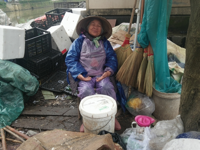 B&agrave; B&ugrave;i Thị Nghiệp b&ecirc;n g&aacute;nh h&agrave;ng. (Ảnh: Như Quỳnh)